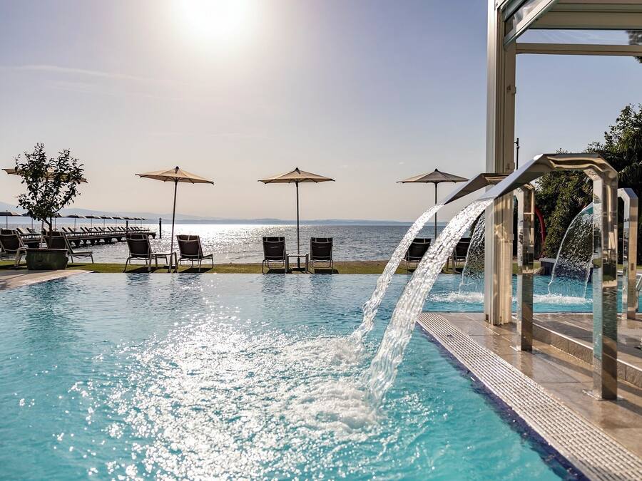 Piscina coberta, piscina a l'aire lliure, para-sols i gandules