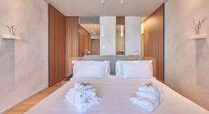 Studio Suite Junior, pemandangan danau | Minibar, brankas, meja kerja, dan ruang kerja ramah laptop