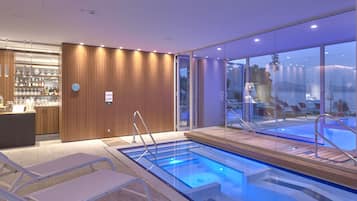 Een binnenzwembad, 2 buitenzwembaden, parasols voor strand/zwembad