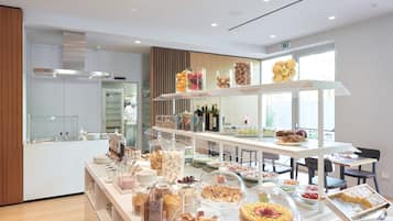 Desayuno continental diario (EUR 22.00 por persona)