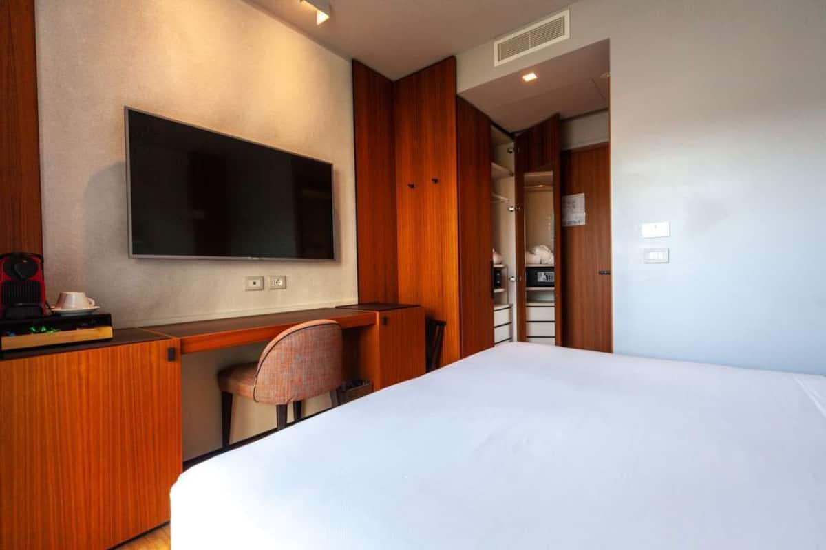 1 bedroom, premium bedding, pillow-top beds, minibar