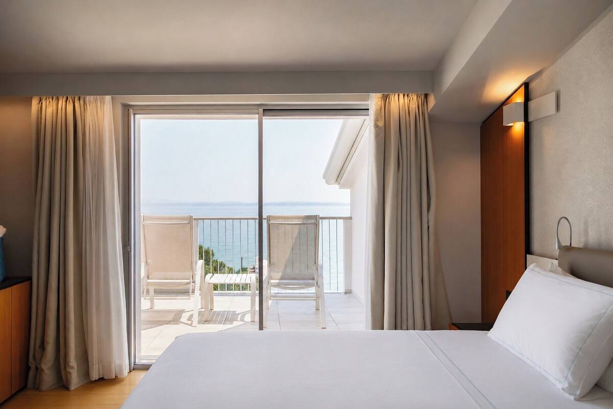 Suite, Lake View | Minibar, in-room safe, desk, laptop workspace