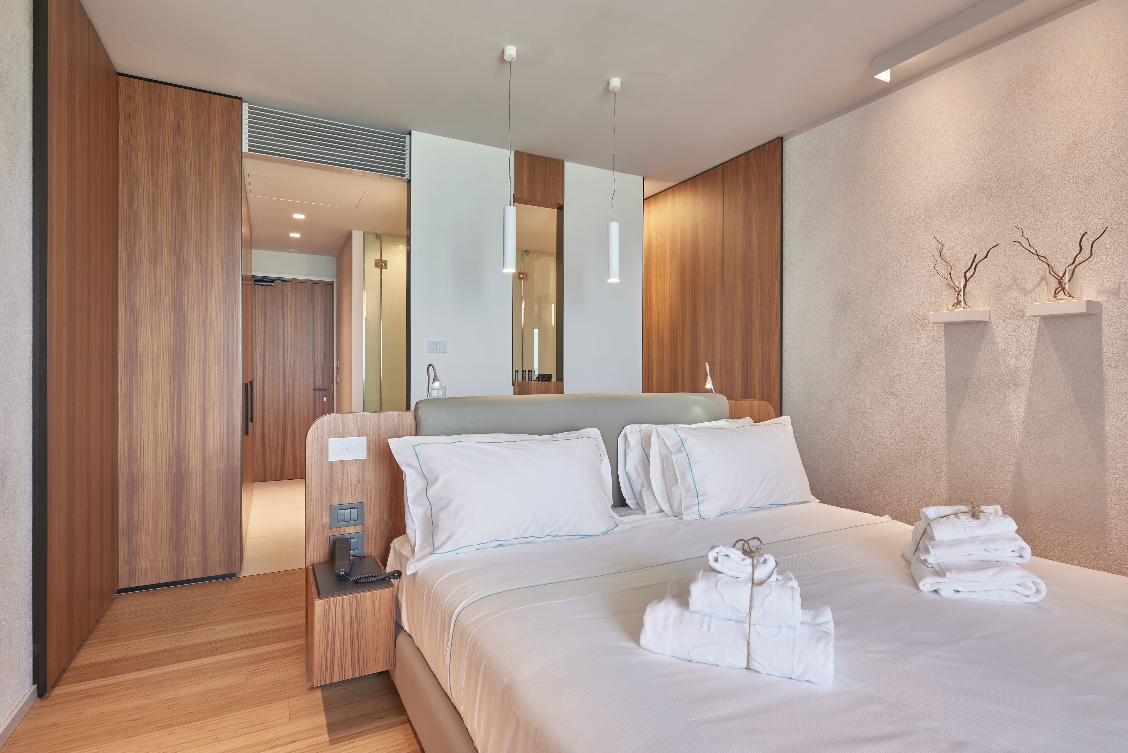 Junior Suite, Lake View (free access SPA) | Peralatan tempat tidur premium, tilam berlapik, bar mini 