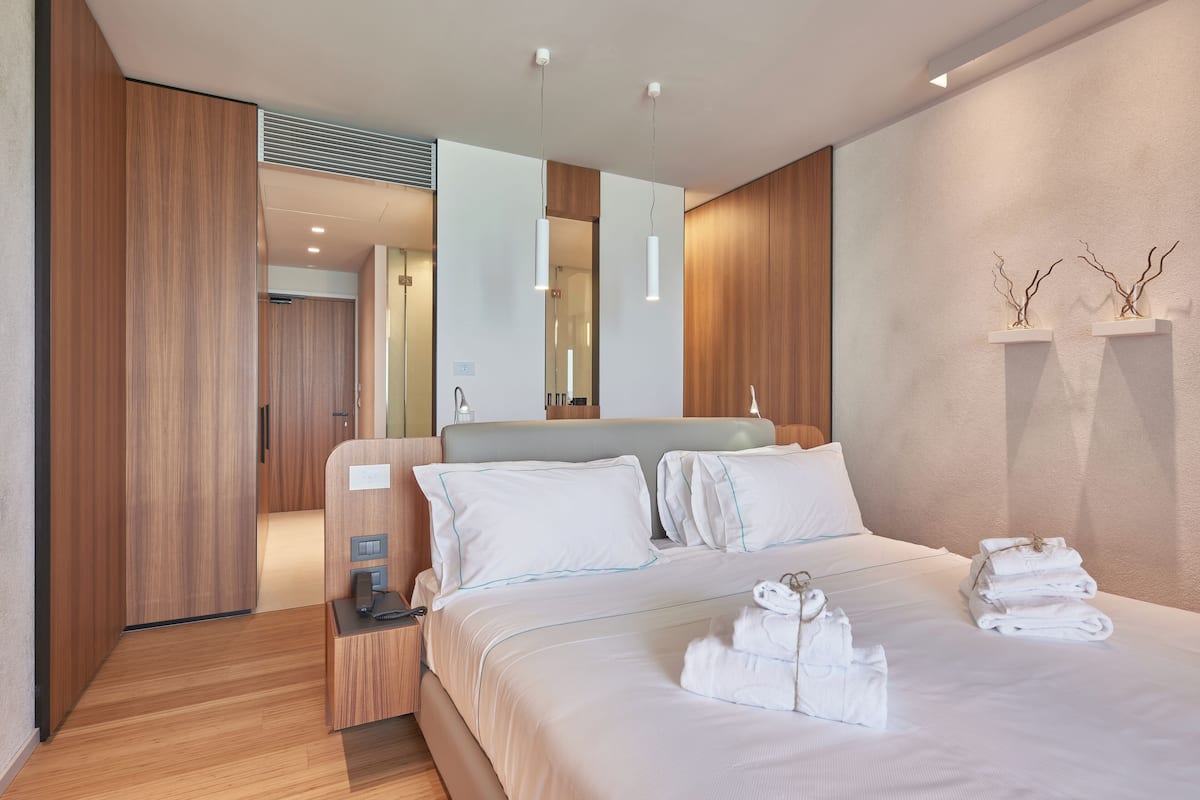 Junior Suite, Lake View (free access SPA) | Peralatan tempat tidur premium, tilam berlapik, bar mini