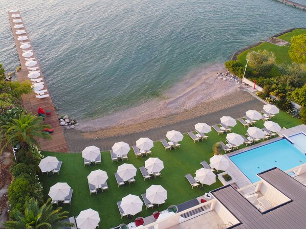 Private beach, sun loungers, beach umbrellas - Hotel Ocelle Thermae & Spa - Adults Only (Sirmione)