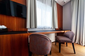 Suite, vista lago (free access SPA) | Biancheria da letto di alta qualità, materassi a doppio strato, minibar