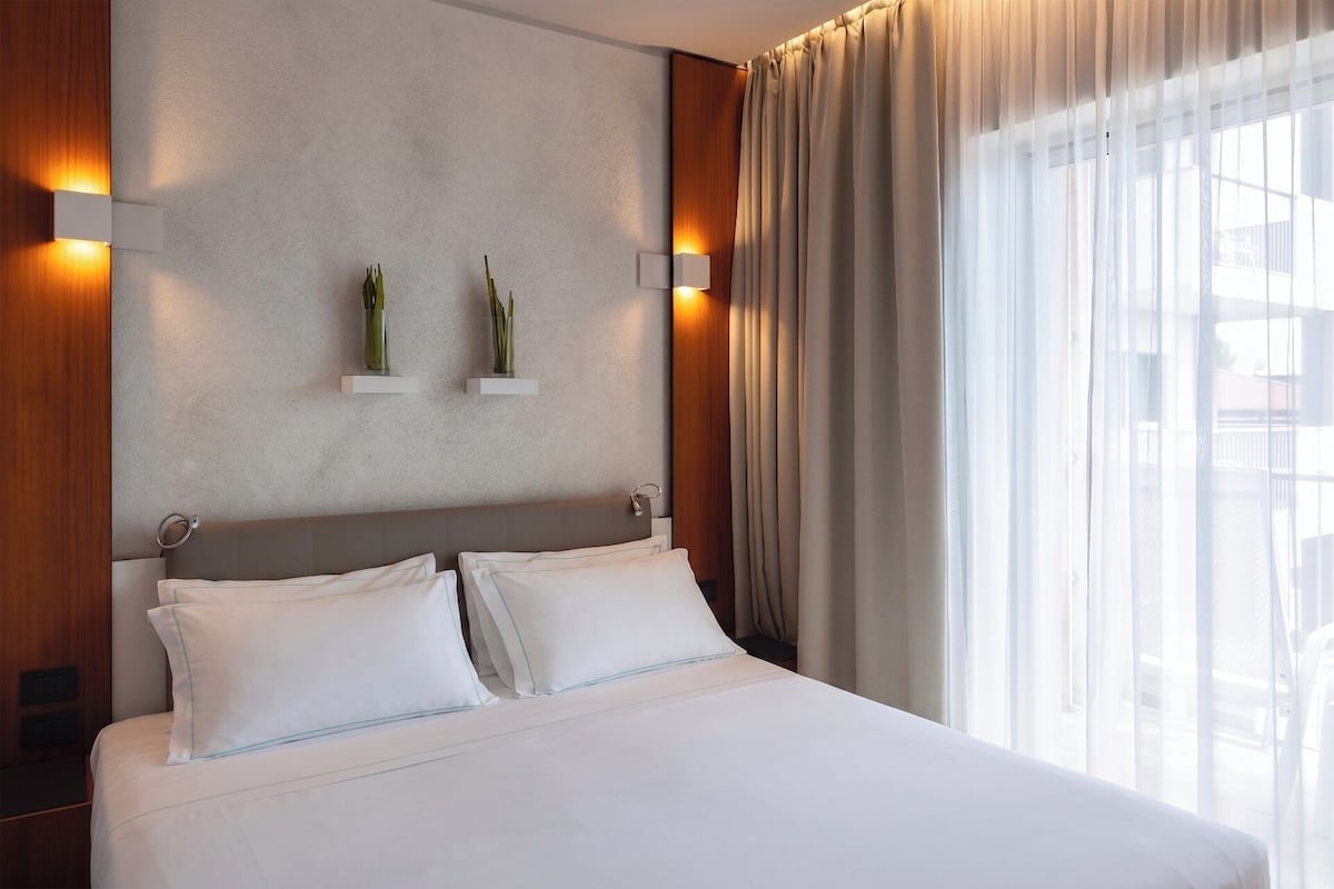 Classic Double Room | Minibar, in-room safe, desk, laptop workspace