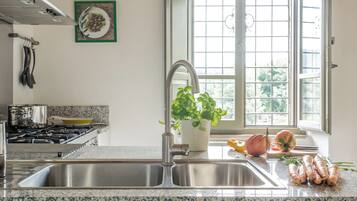 Huoneisto, 4 makuuhuonetta | Yksityinen keittiö | Jääkaappi, liesi, keittoastiat/astiat/ruokailuvälineet