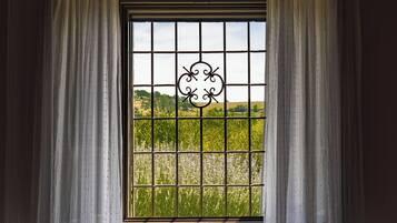 Sviitti | Ylelliset vuodevaatteet, untuvapeitot, tallelokero huoneessa