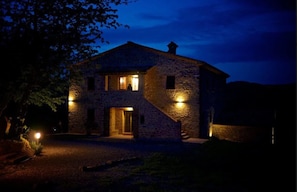 واجهة المنشأة - في المساء/الليل