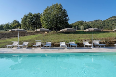 Piscina externa sazonal, funciona das 9h às 20h, espreguiçadeiras