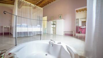 Suite | Peralatan tempat tidur premium, gebar bulu kapas, peti besi dalam bilik