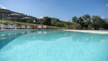 Kolam renang terbuka bermusim, kerusi lepak pantai