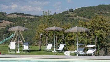 Außenpool (je nach Saison geöffnet), Liegestühle