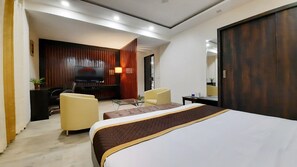 Premium bedding, minibar, in-room safe, desk - Hotel Sai Village Gurgaon (Gurugram)