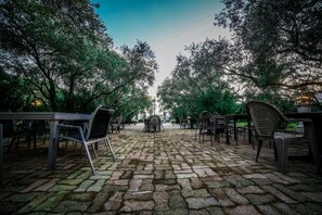 Outdoor dining - Hôtel Castellu Rossu (Lucciana)