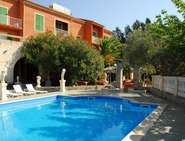 Outdoor pool, pool umbrellas, pool loungers - Hôtel Castellu Rossu (Lucciana)