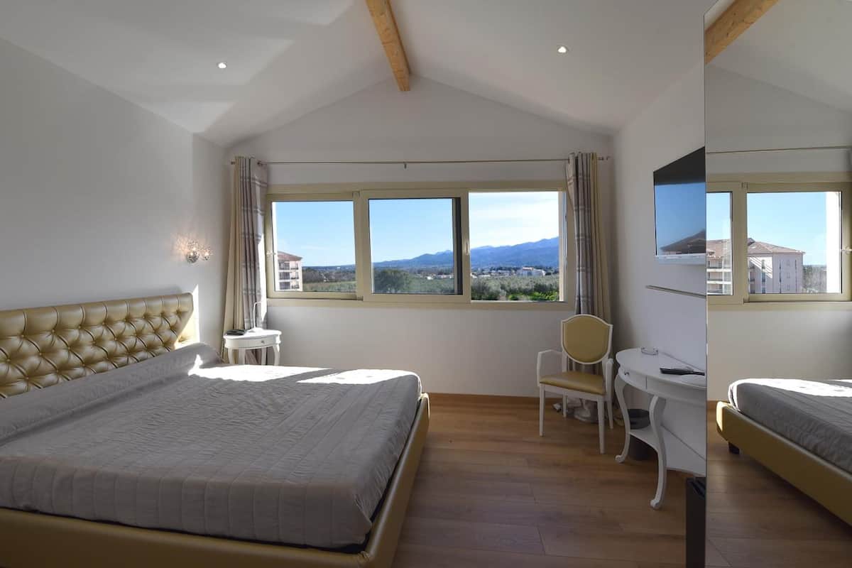 Double Room | In-room safe, individually decorated, individually furnished, desk