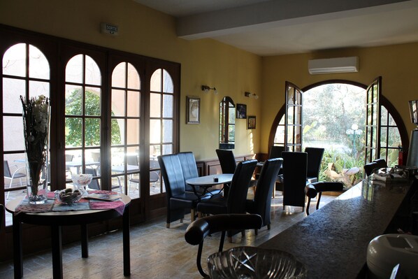 Daily continental breakfast for a fee - Hôtel Castellu Rossu (Lucciana)