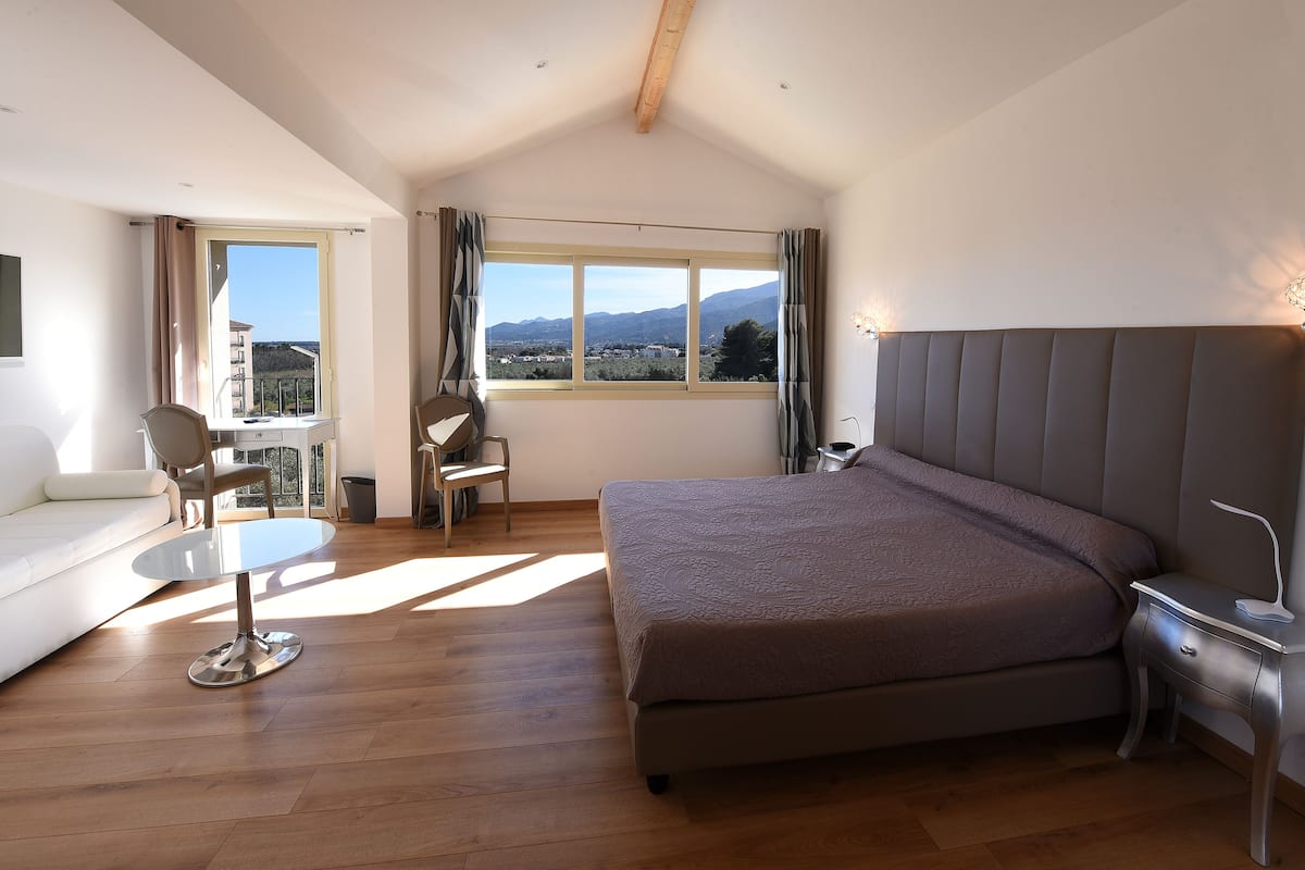 in-room safe, individually decorated, individually furnished, desk