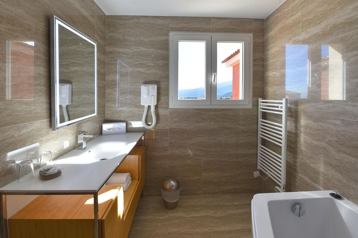 deep-soaking bathtub, free toiletries, hair dryer, towels