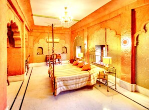 Suíte real, 1 cama de casal | Roupas de cama premium, frigobar, cofres nos quartos, escrivaninha