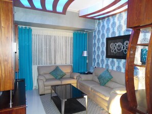 ラグジュアリー コンドミニアム 2 ベッドルーム プールサイド (Turquoise) | リビングルーム | 43 インチの薄型テレビ (ケーブル放送視聴可)、テレビ