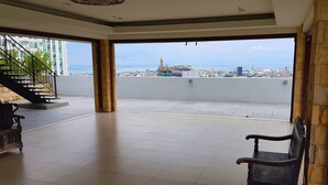 Un balcón amplio con vistas a la ciudad y al mar.