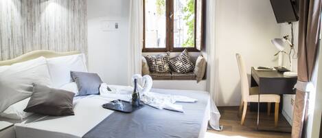 Superior Double Room, 1 Bedroom, Kitchenette, City View