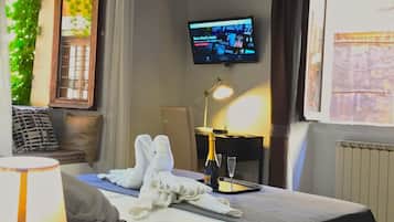 Habitación doble superior, 1 habitación, cocineta, vista a la ciudad | Ropa de cama de alta calidad y caja de seguridad en la habitación