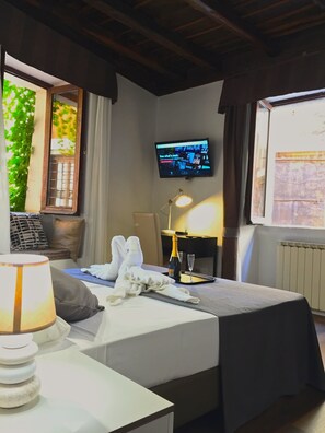 スーペリア ダブルルーム 1 ベッドルーム 簡易キッチン シティビュー | 高級寝具、セーフティボックス (室内)、デスク、アイロン / アイロン台