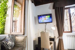 スーペリア ダブルルーム 1 ベッドルーム 簡易キッチン シティビュー | 高級寝具、セーフティボックス (室内)、デスク、アイロン / アイロン台