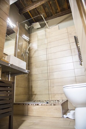 Superior-Doppelzimmer, 1 Schlafzimmer, Kochnische, Stadtblick | Badezimmer