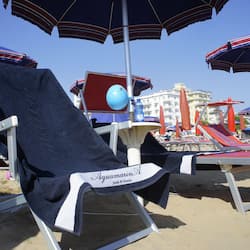 Sulla spiaggia, sabbia bianca, lettini da mare, ombrelloni
