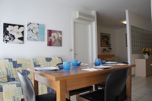 Apartamento econômico | Opções para refeição no quarto