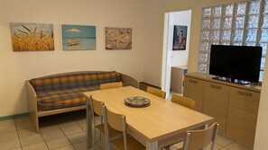 Apartment, 1 Schlafzimmer | Wohnbereich | 25-Zoll-LCD-Fernseher mit Kabelempfang, Fernseher