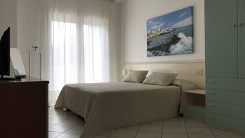 Superior-Apartment, 2 Schlafzimmer, eingeschränkter Meerblick | Allergikerbettwaren, Zimmersafe, Schreibtisch, Bügeleisen/Bügelbrett