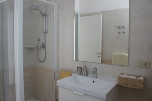 Dusche, Haartrockner, Bidet