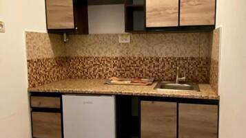 Departamento superior, 1 habitación, lanai, vista a la ciudad | Cocineta privada | Refrigerador, cafetera y tetera y tetera eléctrica