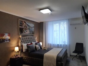 Superior Double Room | Premium bedding, in-room safe, desk, iron/ironing board - Venus Hotel (Odesa)