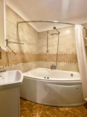 Apartamento superior, 1 habitación, lanai, vistas a la ciudad | Baño | Bañera de hidromasaje y artículos de higiene personal gratuitos