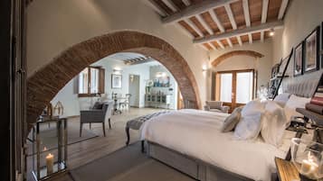 Deluxe Apartment | Premium bedding, down comforters, in-room safe, desk