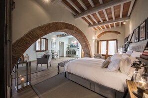 Deluxe Apartment | Premium bedding, down comforters, in-room safe, desk - Borgo Argiano (Castelnuovo Berardenga)