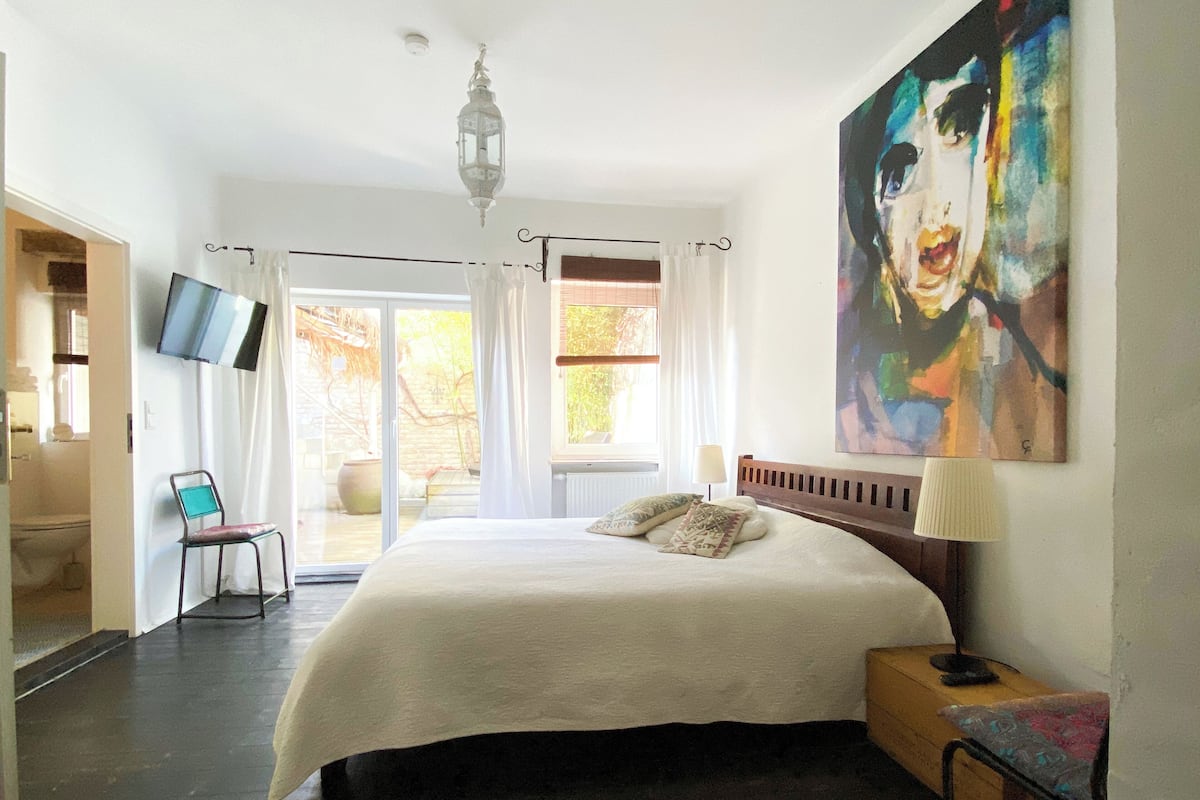 Standaard appartement, terras, op benedenverdieping | Een bureau, verduisterende gordijnen, gratis wifi, beddengoed