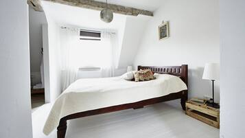 Junior Apartment | Desk, blackout curtains, free WiFi, bed sheets