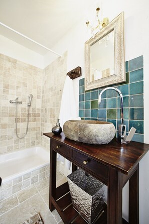 Douche, articles de toilette (gratuits), séchoir à cheveux