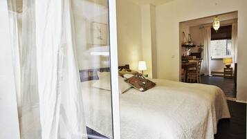 Standard-Apartment, Terrasse, Erdgeschoss | Schreibtisch, Verdunkelungsvorhänge, kostenloses WLAN, Bettwäsche