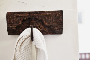 Escritorio, cortinas blackout, wifi gratis y ropa de cama