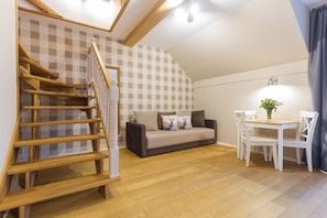 Duplex, 2 Bedrooms (Apartment 1) | Hypo-allergenic bedding, individually decorated, individually furnished