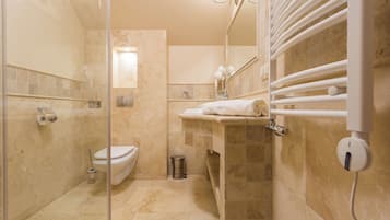Appartement, 2 slaapkamers (Apartment 2) | Badkamer | Een douche, een regendouche, een haardroger, handdoeken